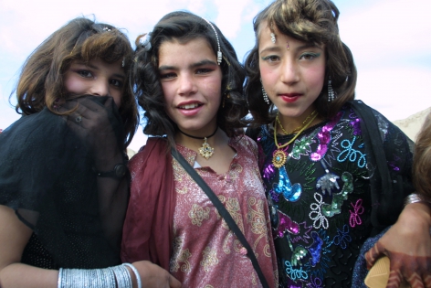  les jeunes filles de kandahar , s habillent et se maquillent pour feter la fin du ramadan.