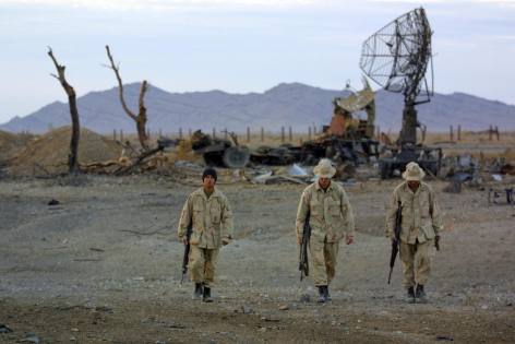  us marines cherchent des mines surl aeroport de kandahar. 