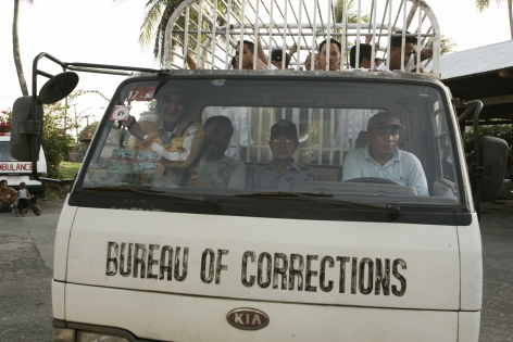 un groupe de prisonniers , est amene a la prison de Bilibid.