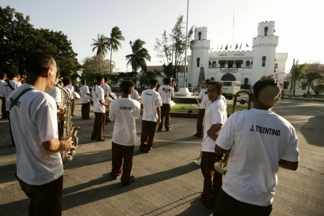  Tous les soirs un groupe de prisonniers  musiciens , sortent devant l entree principale de la prison de Bilibid pour accompagner la descente du drapeau philippin.