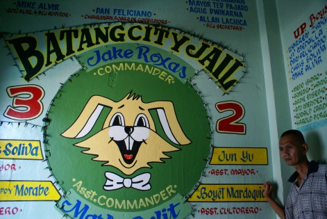  le reglement du gang ‟Batang City Jail‟ est affiche a l entre de leur batiment.