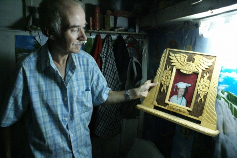  l americain Kerry O'Brien , avec le portrait de sa fille.