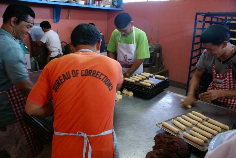  Dans la boulangerie de la prison, les prisonniers preparent le pain.