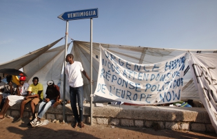  Migrants stay on rocks as they wait to cross into France,in the French-Italian border,on June 18, 2015 in Ventimiglia, Italy.Some 200 migrants from Africa are being blocked by French authorities to enter the country from Ventimiglia in Italy since June 11. (Photos by Patrick Aventurier/Sipa) 
