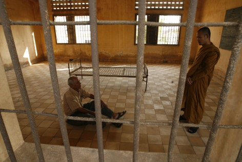  Retour a la prison S-21 de Chum Mey (77 ans)un des 3 survivants du genocide .