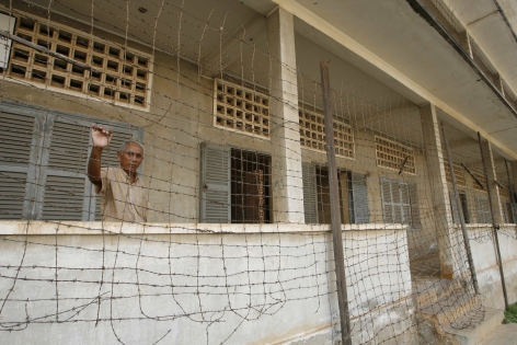  Retour a la prison S-21 de Chum Mey (77 ans)un des 3 survivants du genocide .