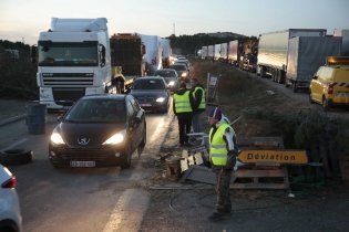  DIONS, FRANCE - DECEMBER 11: Yellow vest (Gilets jaunes) protestors occupy and blocking highway on December 11, 2018 in Dions, France. French President defended a financial relief package to stop the ‟yellow vest‟ revolt over taxes and living standards.The Yellow vest said they were not ready to stop the protests.(Photo by Patrick Aventurier/Sipa)