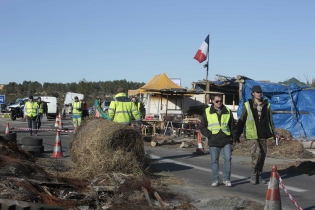  DIONS, FRANCE - DECEMBER 11: Yellow vest (Gilets jaunes) protestors occupy and blocking highway on December 11, 2018 in Dions, France. French President defended a financial relief package to stop the ‟yellow vest‟ revolt over taxes and living standards.The Yellow vest said they were not ready to stop the protests.(Photo by Patrick Aventurier/Sipa)