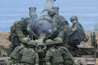  PINGTUNG-TAIWAN - 30/05/2019.Taiwan artillery during a anti-invasion drill on beach in Pingtung. The live firing was part of annual exercices designed to prove the military's capabilities to repel any Chinese attack. China and Taiwan split during a civil war in 1949, but China claims Taiwan island as its territory.(Photo by Patrick Aventurier/Sipa)