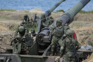  PINGTUNG-TAIWAN - 30/05/2019.Taiwan artillery during a anti-invasion drill on beach in Pingtung. The live firing was part of annual exercices designed to prove the military's capabilities to repel any Chinese attack. China and Taiwan split during a civil war in 1949, but China claims Taiwan island as its territory.(Photo by Patrick Aventurier/Sipa)