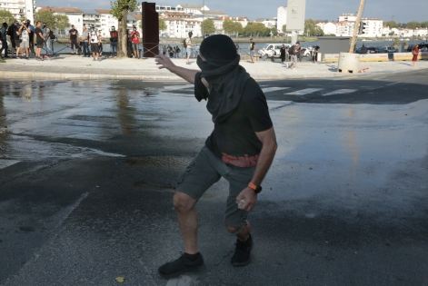  After an undeclared demonstration clashes broke out between protesters, Black bloc and policemen in Bayonne, near Biarritz, France, 24 August 2019, on the opening day of the G7 summit. The G7 Summit runs from 24 to 26 August in Biarritz..
(Photo Patrick Aventurier/ABACAPRESS.COM)