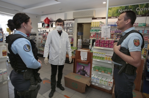  Bouillargues, France le 6/4/2020.Gendarmes du Gard en Mission VIF ( Violences Intra Familalles) dans une pharmacie .Photo by Patrick Aventurier/ABACAPRESS