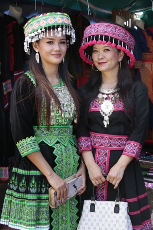  The Hmong are a Southeast Asia people from the mountains that have been persecuted for 40 years by Laos and Vietnam.
It was the Indochina and Vietnam war that broken their isolation. After having fought for their freedom with the French in 1950 and American army in 1970 many Hmongs are today refugees in Guyana and in the United States.Portraits of these refugees in Guyana during the new year with traditional dress.

Les Hmongs sont un peuple des montagnes d'Asie du Sud-Est pers?cut? depuis 40 ans par le Laos et le Vietnam.
Ce sont les guerres d'Indochine et du Vietnam qui ont bris?es leur isolement.
Apr?s avoir combattu pour leur libert? avec l'arm?e Francaise en 1950 et l'Arm?e  Am?ricaine en 1970, de nombreux Hmongs se sont r?fugi?s en Guyane et aux USA.
Portraits de ces r?fugi?s en Guyane durant le nouvel an Hmong. 
Photos de Patrick Aventurier/Hemis.fr 