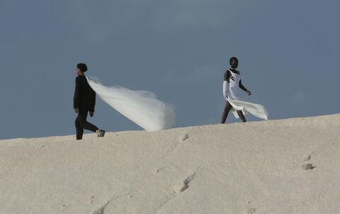  A model walks the runway during the "Le Papier (The Paper)" Jacquemus' Fashion Show on June 27, 2022 in Arles, France.Photo by Patrick Aventurier/ABACAPRESS.COM