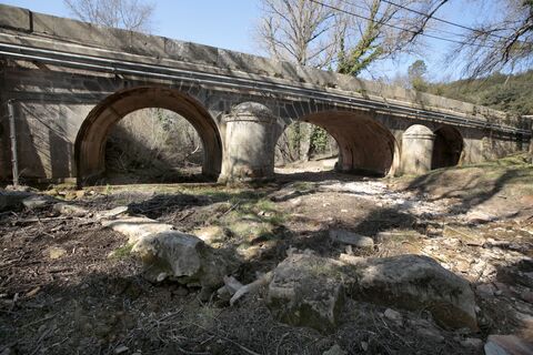 The Issole dry river in Carc?s, Southern France on March 6, 2023 .Mid-February, the rainfall deficit in the Var reached 37%, according to M?t?o France. Of the 621 mm of cumulative rain expected from September to March, corresponding to the groundwater recharge period, only 327 mm have fallen to date, including barely 4 mm in February."The Var appears as a laboratory of what awaits the rest of France", analyzes St?phanie Beucher, geographer and member of the Habiter research team (University of Reims-Champagne-Ardenne).Metropolitan France has not experienced real rain for 31 days, confirmed Tuesday, February 21, M?t?o-France. An absence of precipitation which equals the very recent record of 2020 and compromises the recovery of groundwater, depleted by the historic drought of last year.Photo by Patrick Aventurier/Abacapress.