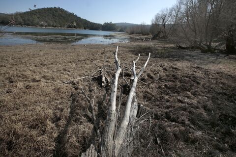  The dry lake of Carc?s, Southern France on March 6, 2023 .Mid-February, the rainfall deficit in the Var reached 37%, according to M?t?o France. Of the 621 mm of cumulative rain expected from September to March, corresponding to the groundwater recharge period, only 327 mm have fallen to date, including barely 4 mm in February."The Var appears as a laboratory of what awaits the rest of France", analyzes St?phanie Beucher, geographer and member of the Habiter research team (University of Reims-Champagne-Ardenne).Metropolitan France has not experienced real rain for 31 days, confirmed Tuesday, February 21, M?t?o-France. An absence of precipitation which equals the very recent record of 2020 and compromises the recovery of groundwater, depleted by the historic drought of last year.Photo by Patrick Aventurier/Abacapress.