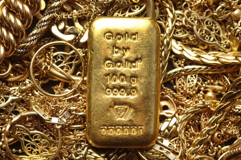  Gold recycling in Paris workshop.Fears related to the scale of the pandemic Covid 19 propelled the price of gold to its all-time on July 27 2020 at 1944,71 dollars an ounce, or more than 67 000 euros per kilo.If we compare the evolution of gold prices to the CAC40 GR index, the ounce of gold gained 16,4%, at the same time the benchmark index of the Paris Bourse lost 17%.Paris,France.Photo by Patrick Aventurier/ABACAPRESS.COm